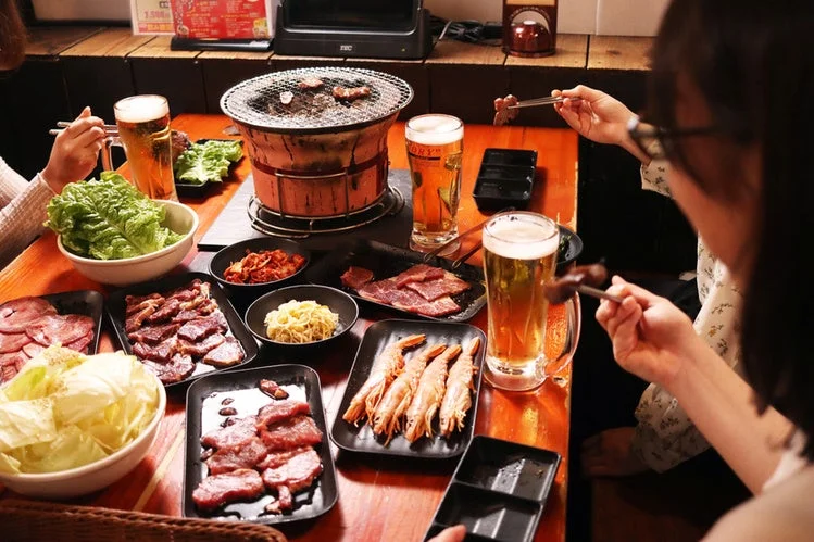 【七輪焼肉 安安】大好評の「お肉ほぼ全品半額リレー」が奈川県で再び!週末限定で半額を体験