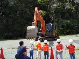 本物の重機に触れる！子どもたちが整備工場で「はたらくくるま」を操縦できる体験型一時保育『カーいく』が八王子で開催