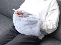 手もお腹も温めながらスマホ操作ができる「ながら暖房」。使い方自在の3WAYヒーター『おなかぽかぽかポッケ』を発売