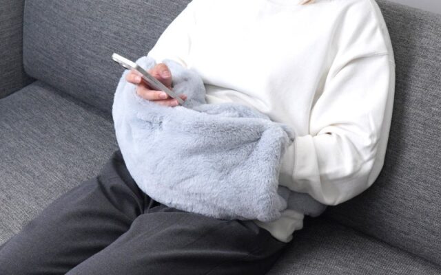 手もお腹も温めながらスマホ操作ができる「ながら暖房」。使い方自在の3WAYヒーター『おなかぽかぽかポッケ』を発売
