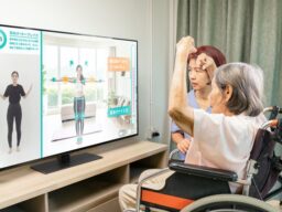 AIとテレビを活用した「介護向けAIトレーナー」の実証を介護施設で実施
