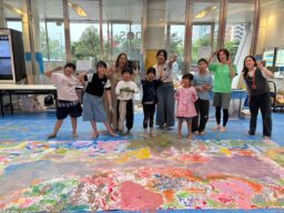 【10/15まで期間限定展示中】小学生が下書きをし、手足で描いた巨大「葛飾北斎アート」！モンテッソーリ教育を取り入れた親子イベント『思いっきりアート de あそぼ！』開催レポート