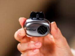 その鳴き声を、言葉で受け取る。約27gのAIペット翻訳機「PettiChat」がMakuakeで先行販売中