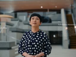 次世代に残す作品を記録する。横浜美術館館長・蔵屋美香氏×バッファロー「アーティストの挑戦を支えるプロジェクト」第6弾新CMを公開
