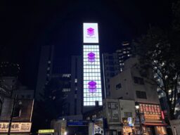 『MEFULL渋谷道玄坂ヒットビジョン』に、屋内用「高透明度LEDビジョン trA Vision」と屋外LEDビジョンを設置。自然光を活かしたスリムな設置を実現。