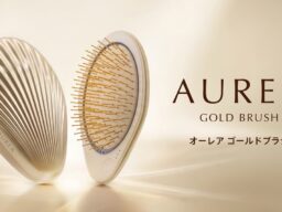 24Kの輝きをまとった、毎日のブラッシング美容。新美容ブランド「AUREA」から、24金ピン×マイクロカレント×赤色LED×マイナスイオンを搭載した「オーレア ゴールドブラシ」が10月19日誕生