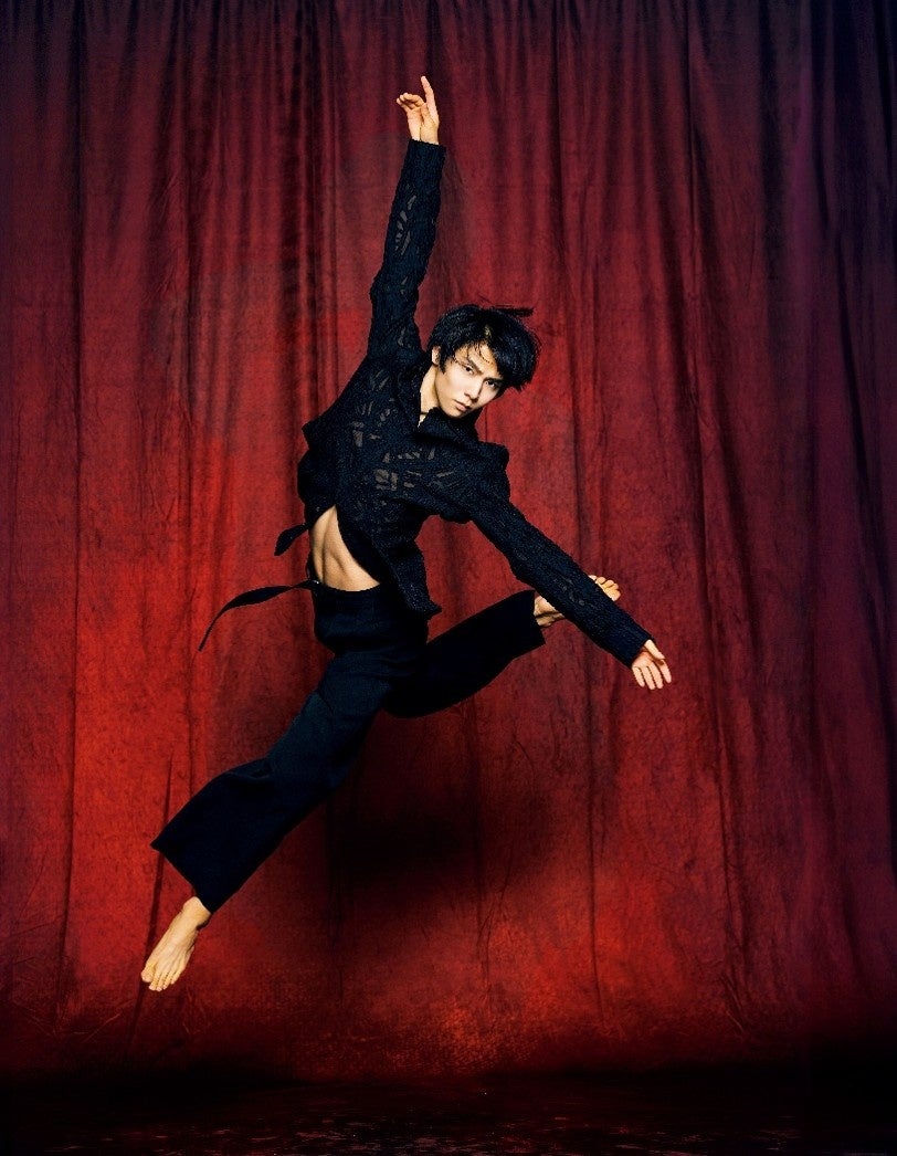 羽生結弦の“飛翔”をキャンバスに　写真集「羽」の2作品がアートパネル「Yuzuru on Canvas」に、10月28日から予約受注開始