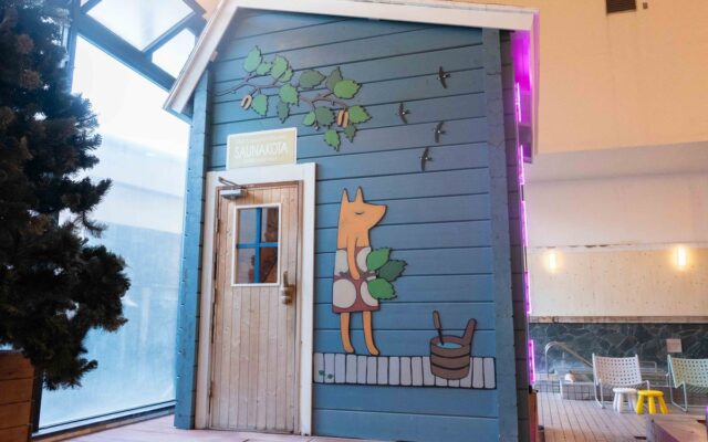 フィンランド人アーティストのサウナアート「ケットゥ・ガッレリア」とおふろcafe utataneのコラボレーションを実施中。サウナ室やホテル、カフェメニュー、グッズが揃いました