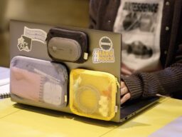 ノートパソコンに“貼る収納”。ガジェットや小物をまとめてスマートに持ち運べる「貼るポーチ（PC用）」を発売