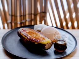 温かい焼き芋に冷たいバニラアイスと“月”の最中を添えて。京都駅ビル7階「NIWA」で秋限定「NIWA 焼き芋ブリュレ」が11月1日から登場